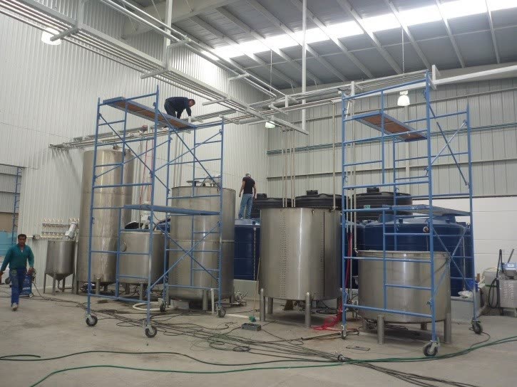 Montaje de tanques y equipo en una planta productiva