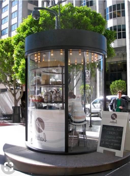 Kiosco comercial metálico y vidrio