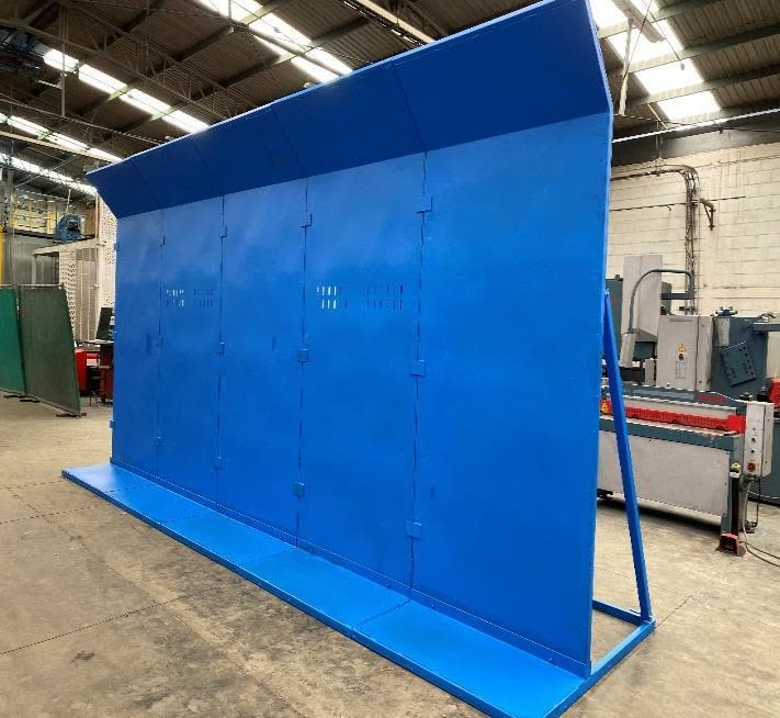 Panel metálico azul en taller