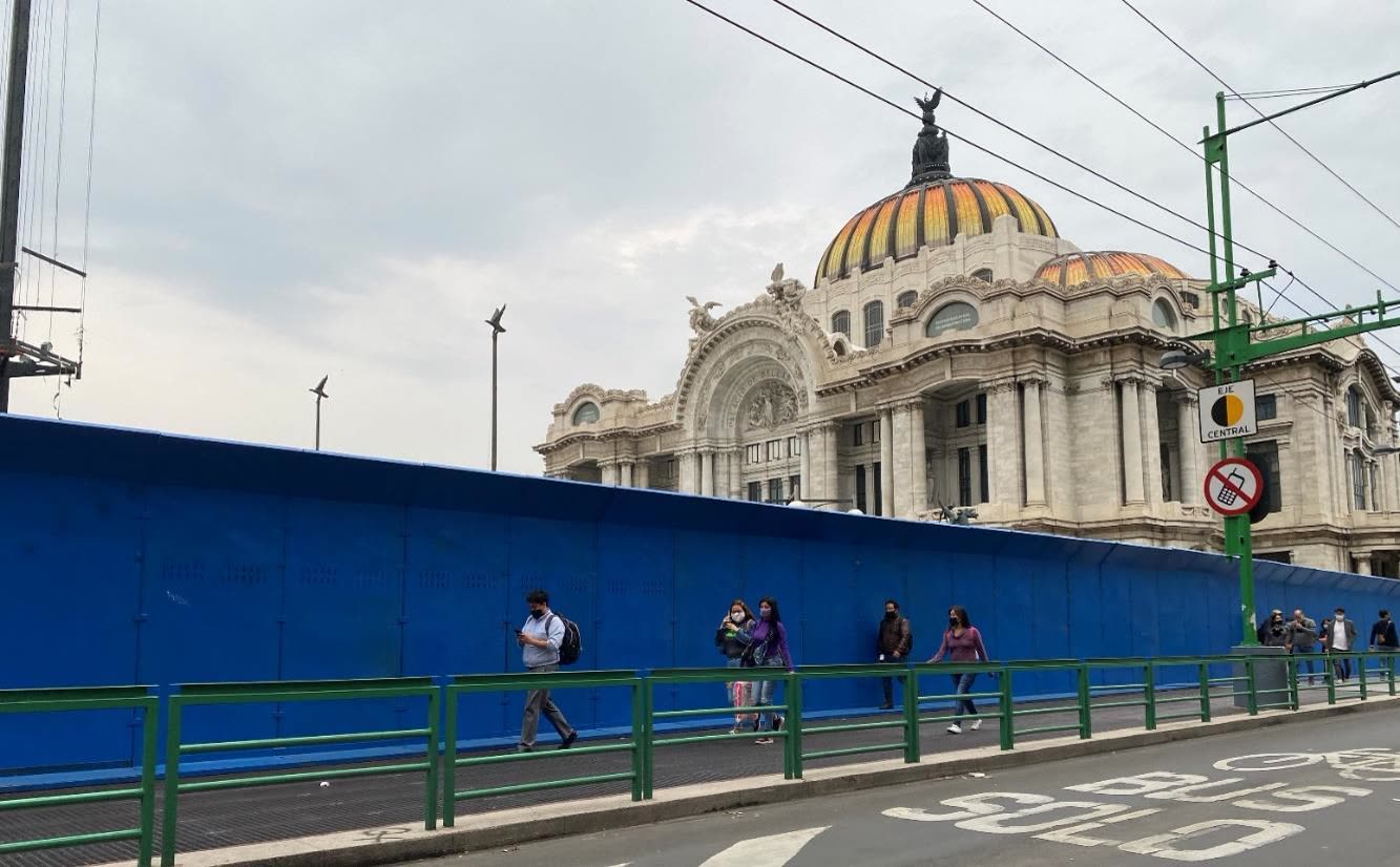 Tapial metálico azul instalado frente al Palacio de Bellas Artes, Ciudad de México