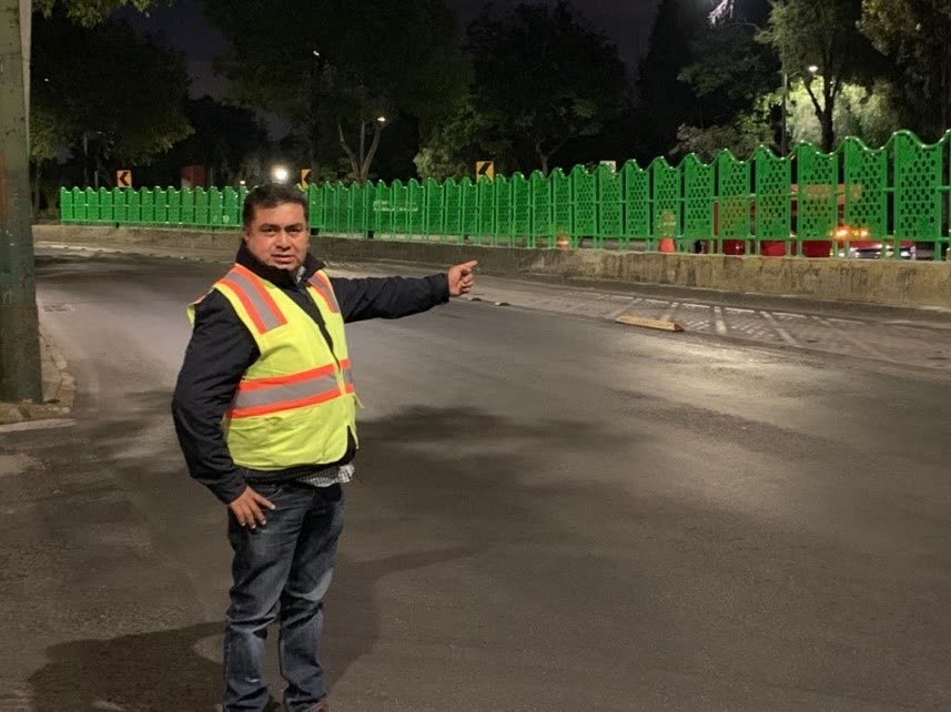 Supervisor de GIMSA durante la instalación nocturna de vallas metálicas