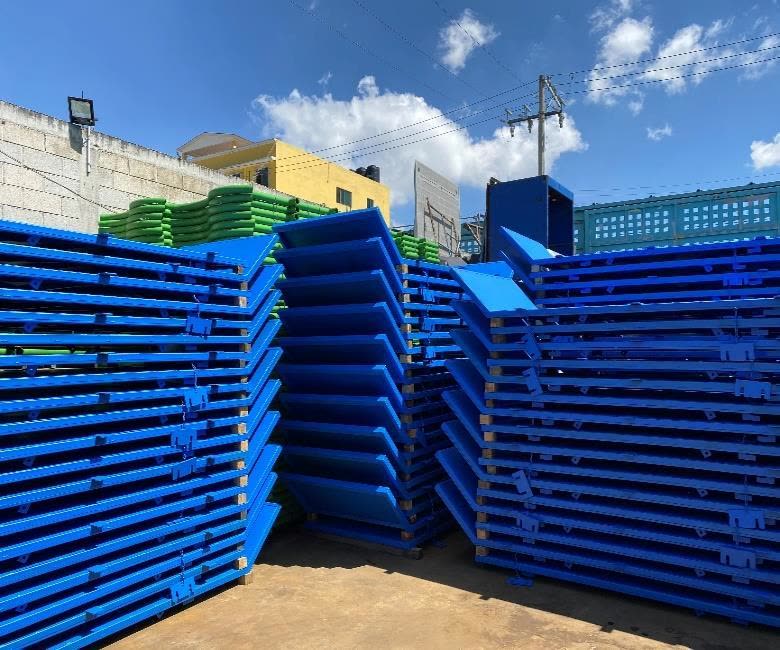 Vallas azules apiladas
